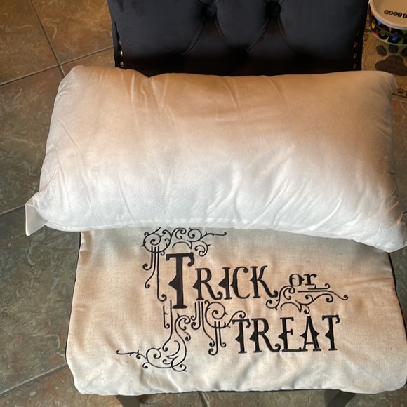 NWOT Surefit Embroidered “Trick Or Treat”Halloween Accent Pillow - Picture 6 of 6